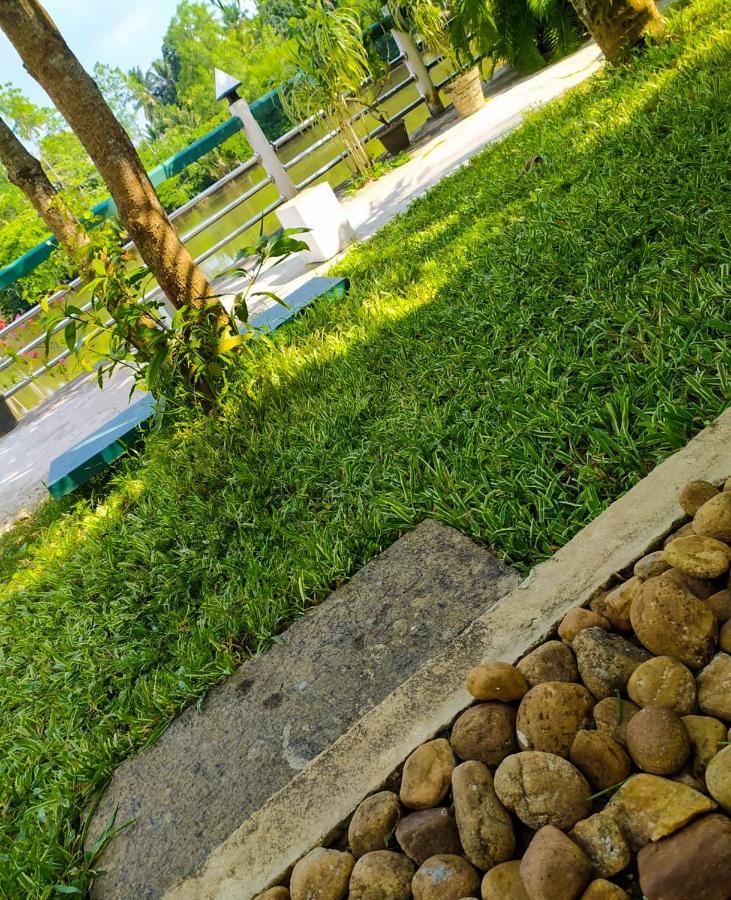 River Side Holiday Inn Велигама Экстерьер фото
